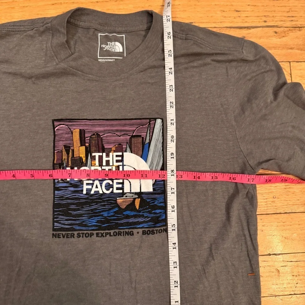 The North Face Boston Graphic T-Shirt Mens XS Gray Short Sleeve Crew Neck Tee - Picture 4 of 6